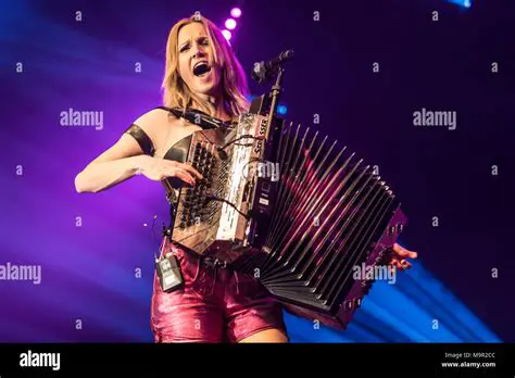 Melissa Naschenweng: The Queen of Austrian Folk Music Conquers Hearts and Charts