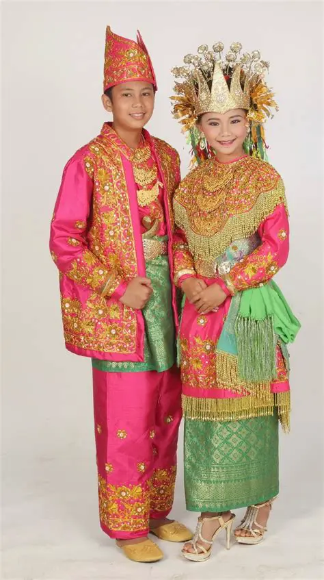 Pakaian dan Alat Tradisional